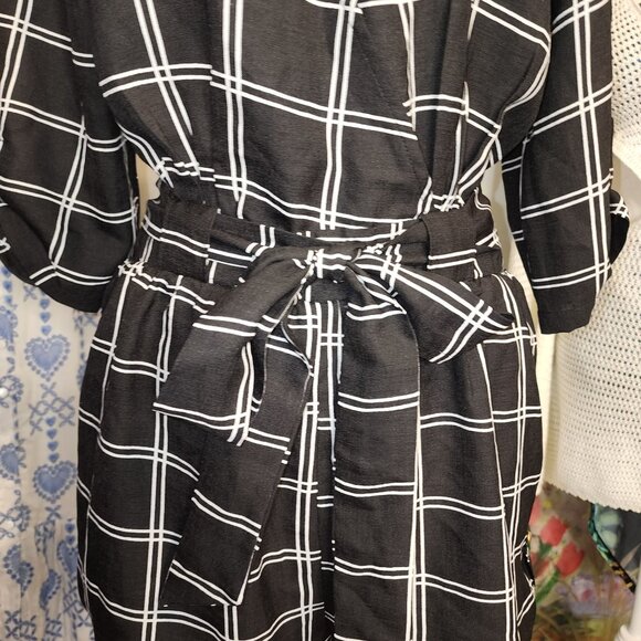 NWT-Women’s Black & White Checkered 3/4 Sleeve V-Neck Romper -Gianni Bini - Picture 4 of 7